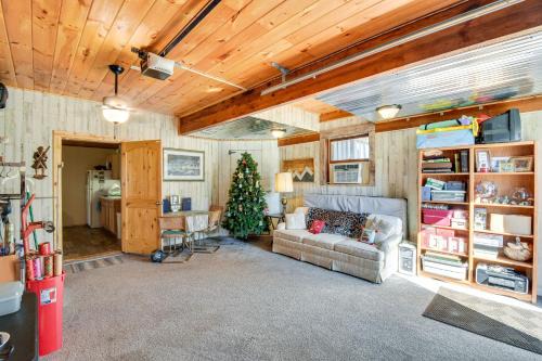 Arcade Apartment | Rustic Jefferson Retreat w/Fire Pit: Near Athens!