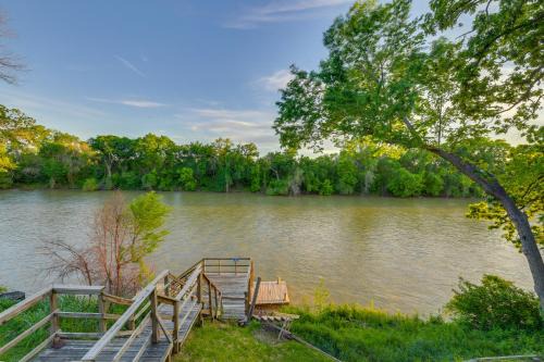 Waco Apartment | Rustic River Cabin w/Dock + Covered Deck!