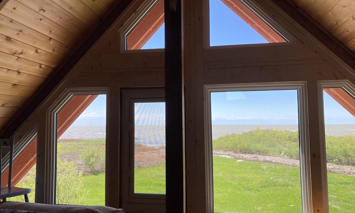 Saint Laurent Cabin | Rustic Waterfront, Lakeside Cottage with Stunning Views 1 hour from Winnipeg.