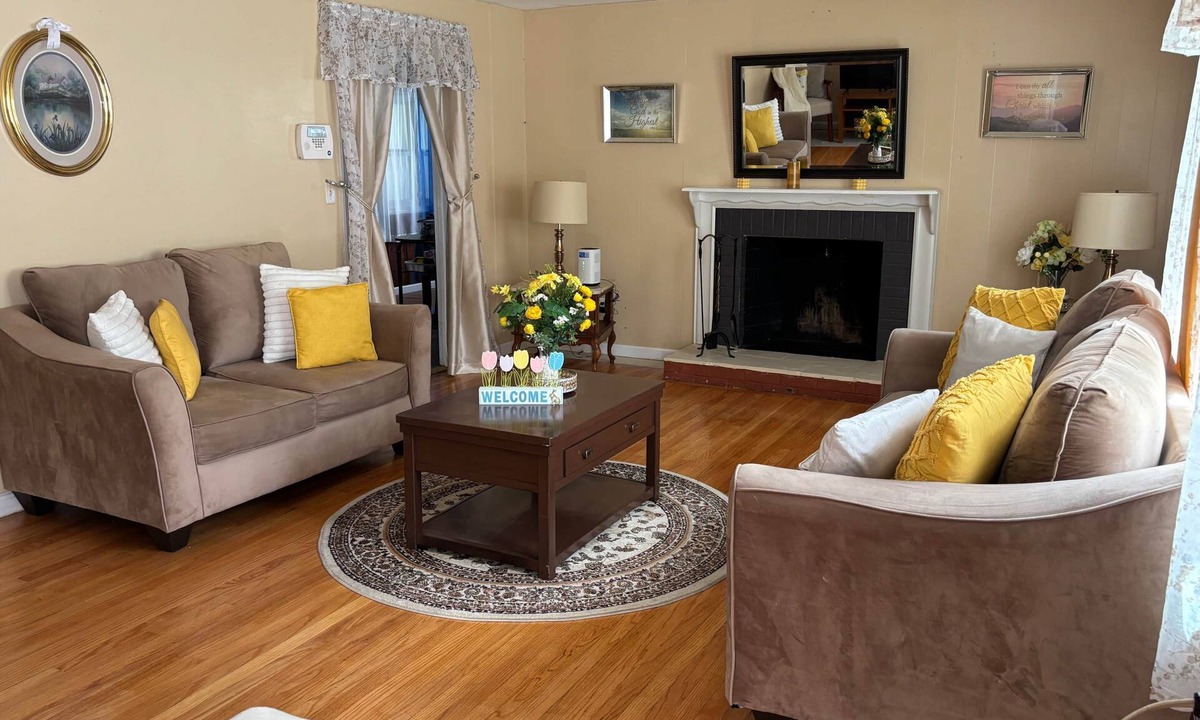 Springfield Apartment | Safe & Quiet 3BR Cape: Sunroom