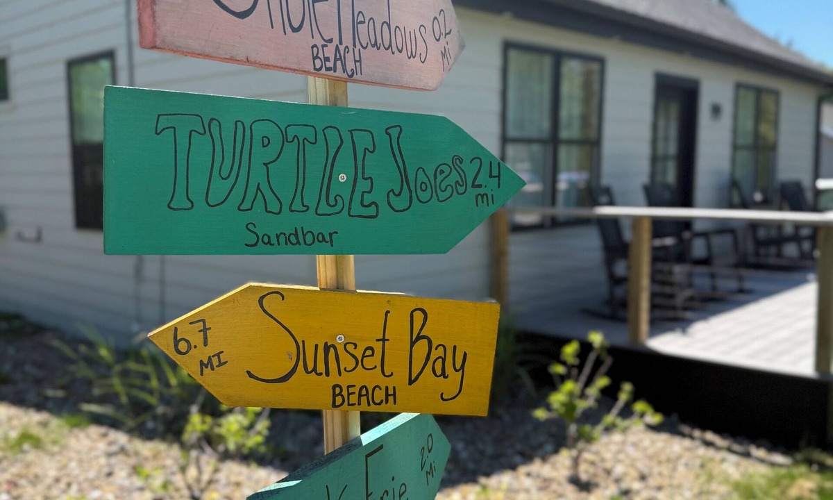 Lake Erie Beach House | Sandy Shore House ~ Hot Tub ~ New Updates ~ Beach Access