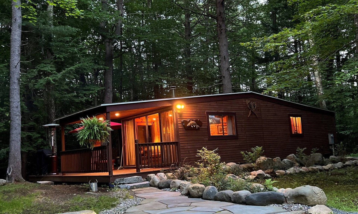 Greenfield Center Cabin | 🐎Saratoga Track & Streamside Retreat 🌲 - Relax, Hike, Shop & Dine!