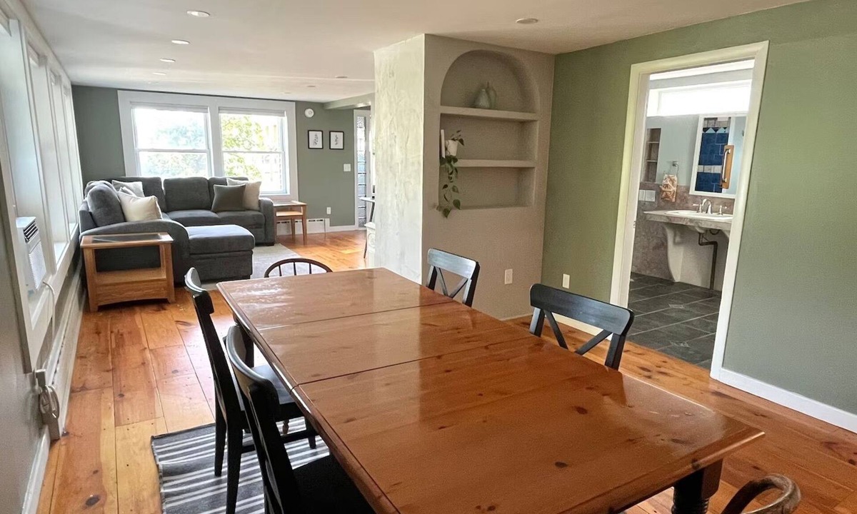 Cash Corner House | SAUNA - Spacious and Centrally Located! Two Connected Apartments- Sleeps 11