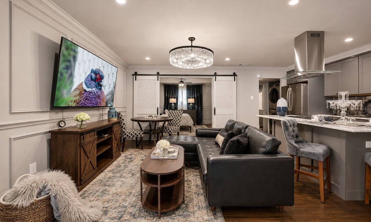 Peak's Suburban Addition Condo | Savor your stay in this elegant Dallas retreat, blending modern comforts with historic charm. Enjoy high-speed Wi-Fi, a smart TV, luxurious king bed, marble finishes, and an award-winning courtyard oasis.
