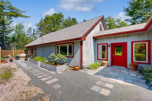 Ellsworth House | Secluded 2 BR Cottage w/Private W/D, WiFi & Patio