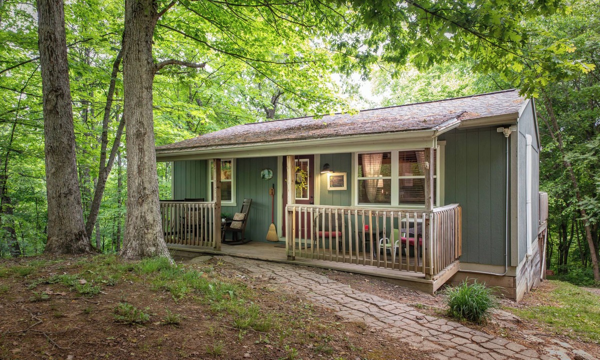 Athens Cabin | Secluded cabin situated near State Parks!