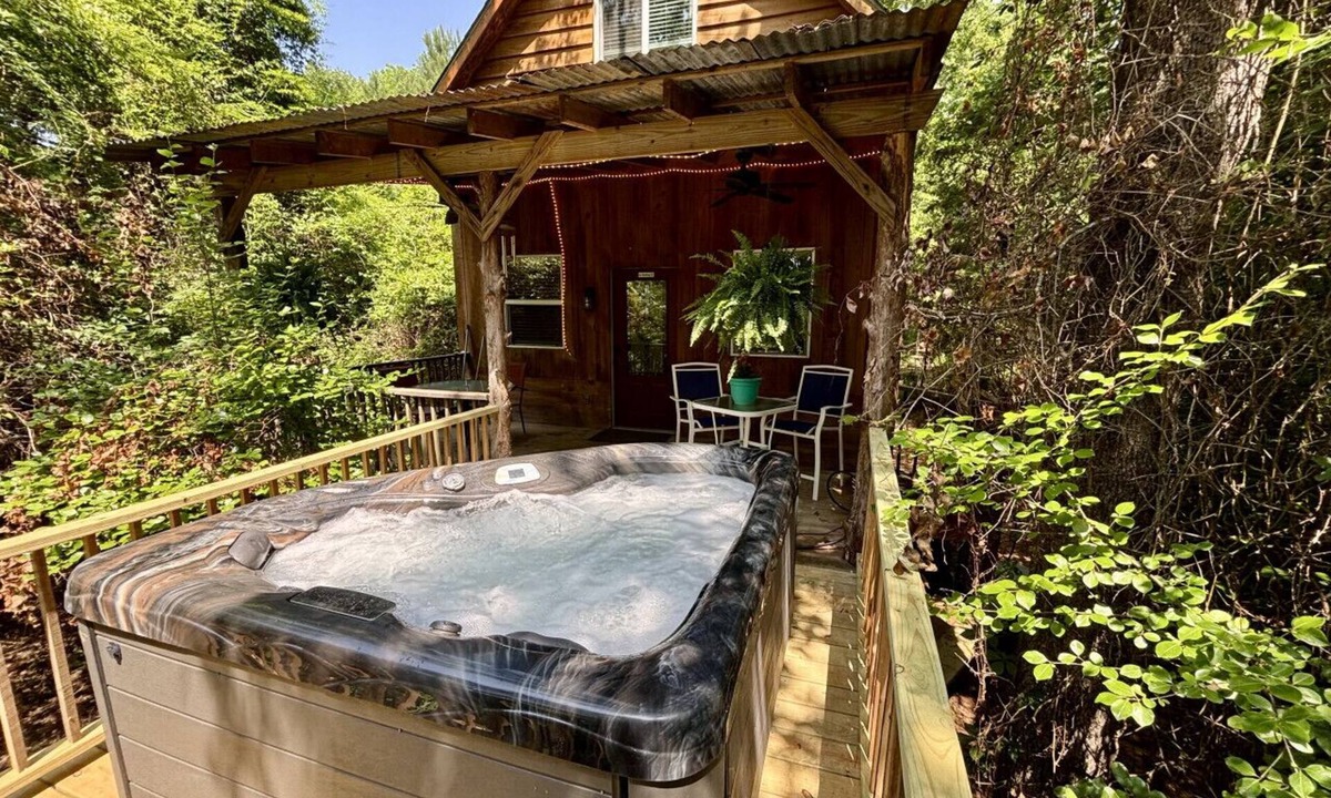 Flint Cabin | Secluded Lake Palestine Cabin with private Hot Tub and Fire Pit
