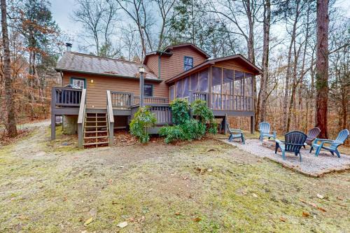 Townsend House | Serene Cabin Sleeps 6 Fire Pit Porch Hot Tub