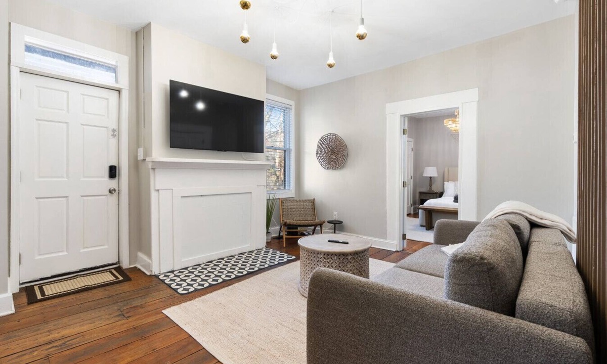 Italian Village Apartment | Short North Landing - Walkable and Pets Welcome