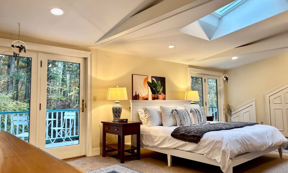 South Eliot House | Skylights & Tides King Studio - Kittery/Portsmouth