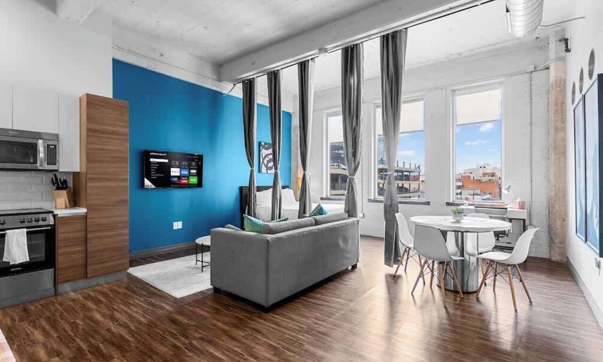 Downtown Dallas Apartment | Skyline View 3BR Loft | Pool + Valet Parking