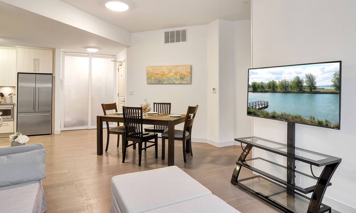 Downtown Buffalo Apartment | Sleek Buffalo /Niagara Condo with free parking- 9 mins to Buffalo General Hospital
