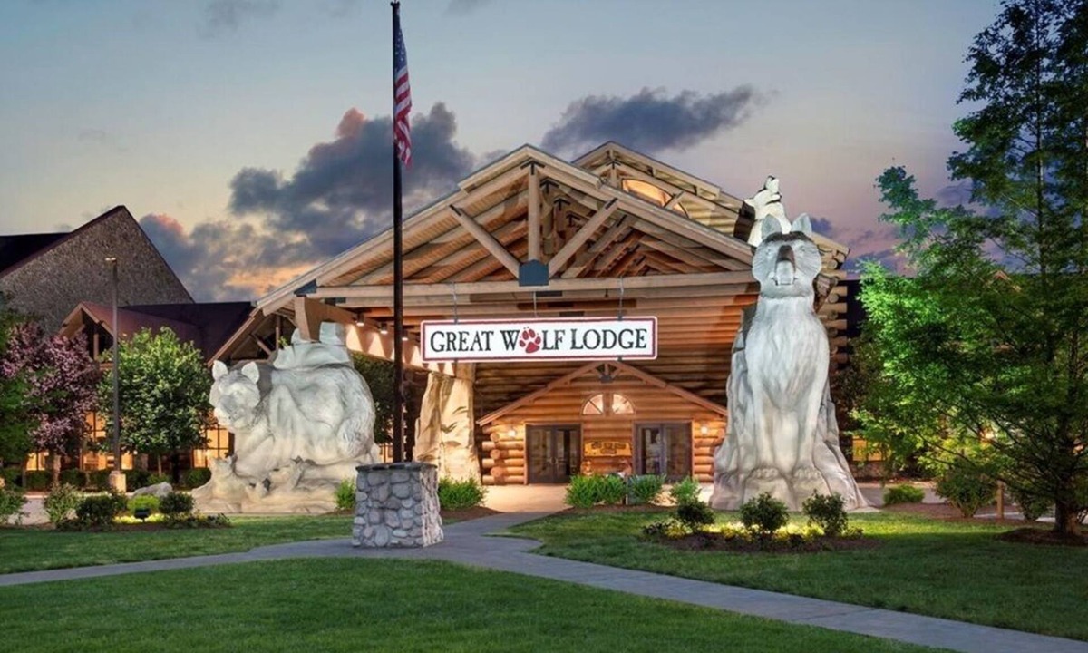 Williamsburg Apartment | Sleep 6, Family Studio w Fireplace! GREAT WOLF LODGE WATERPARK INCLUDED, 5 POOLS