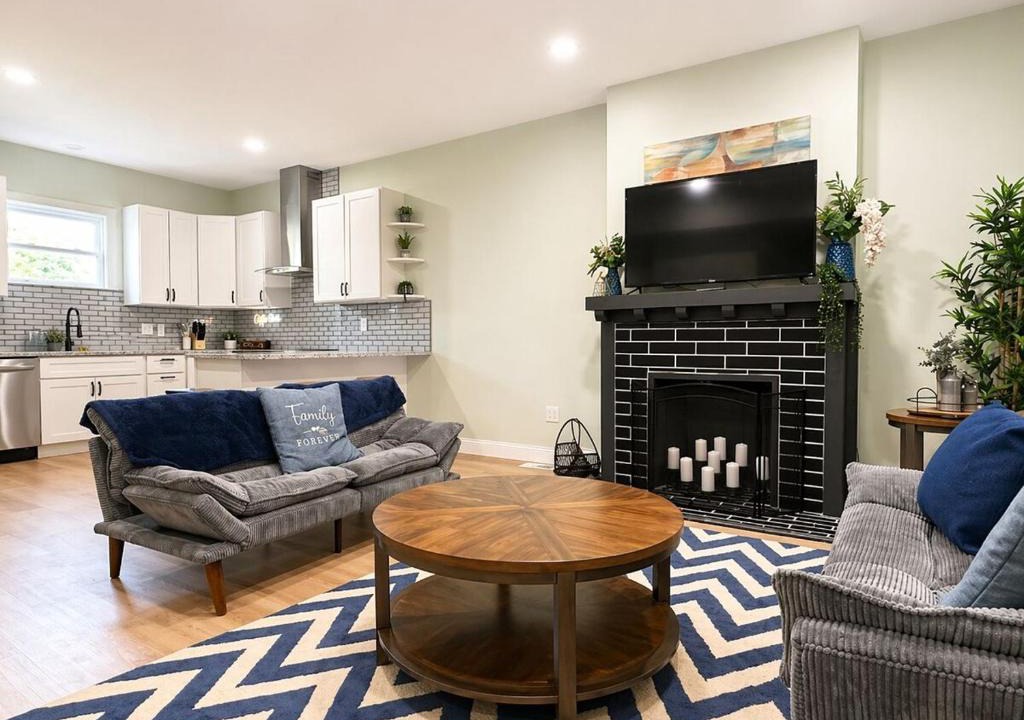 West Columbus Apartment | Sleeps 10 4BR Home Perfect for Groups and Families