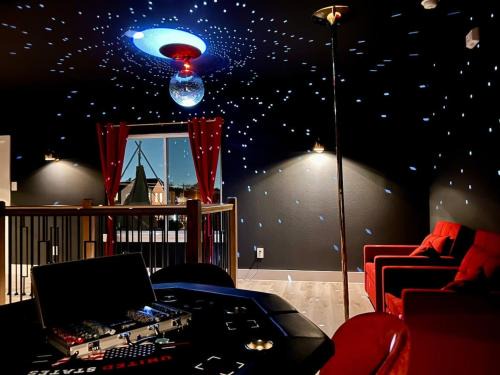Dallas House | Sleeps 24 - Hot Tub Sauna Gym Karaoke Casino Billiards & Rooftop Soccer