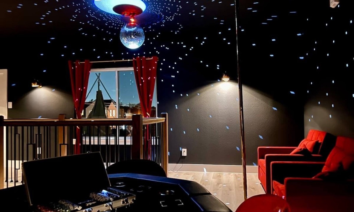 Dallas House | Sleeps 24 - Hot Tub, Sauna, Gym, Karaoke, Casino, Billiards & Rooftop Soccer