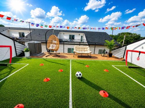 Dallas House | Sleeps 25 - Karaoke Dome Hot Tub Games Makeup Station & Rooftop Soccer