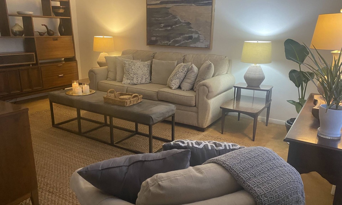 West Seneca House | Sleeps 7 - Midcentury Gem 10 min -Key Bank Ctr. , 20 min - Falls