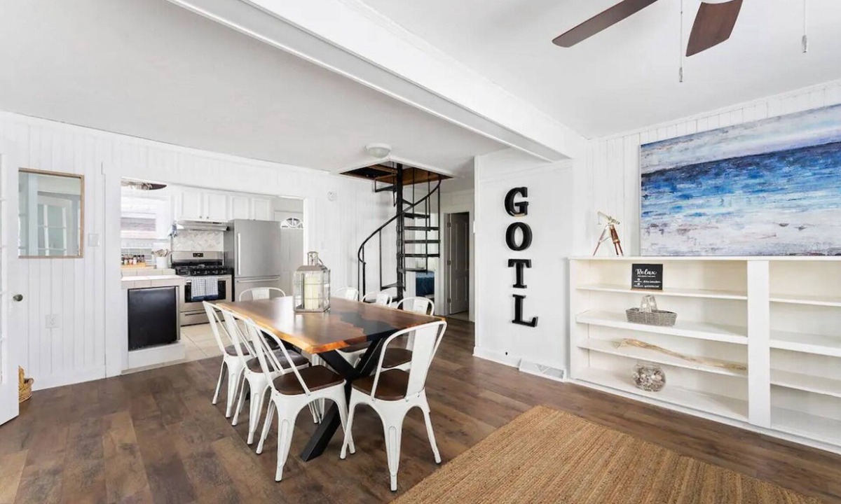 Geneva-on-the-Lake Cottage | Sleeps 8-Cozy 3-Bedroom Cottage, 2 Blocks from the Strip, 10 Minutes from Spire