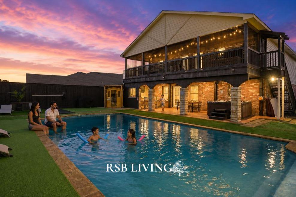 South Arlington House | Sophisticated 5BR 2,5BA Holiday Villa - Pool Sauna Hot Tub