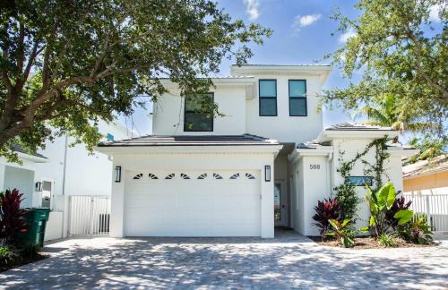 Naples Park House | Sorrento - Spacious 5BR 4,5BA Home with Private pool & hot tub, ideal for families and groups! Pet friendly with plenty of comfort and space, Short walk to Delnor Wiggins Beach, close to Naples attractions!