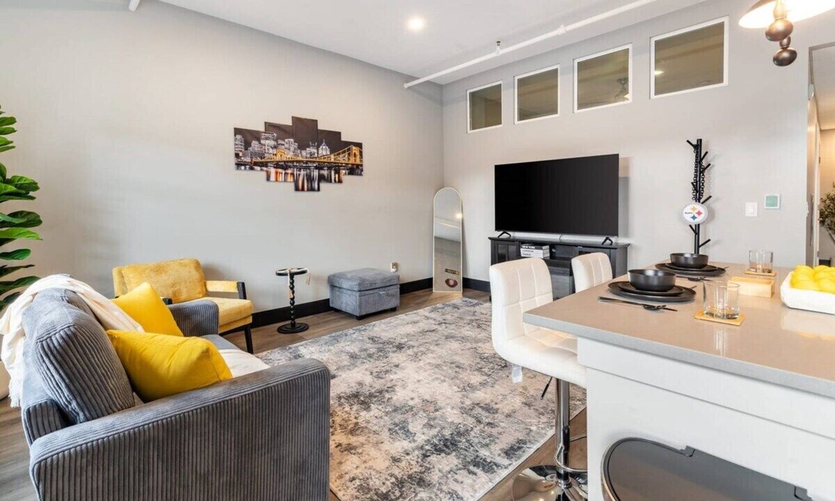 South Side Flats Apartment | South Side Retreat | Elevator + WiFi | Sleeps 4