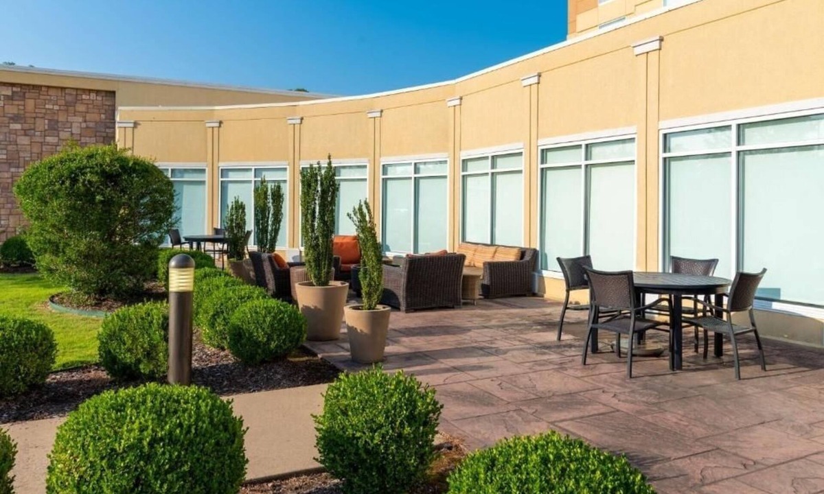 North Little Rock Hotel | Spacious 2-Queen Bed Unit w/Indoor Pool Near Historic Old Mill