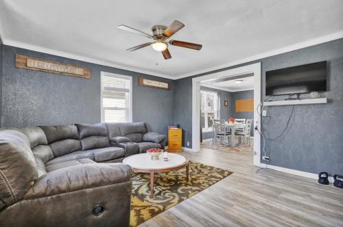 Downtown House | Spacious 3 Bedroom, 4Bed Cozy Home