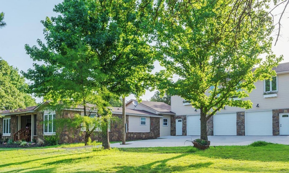 Langston Bed & Breakfast | Spacious 4-Bed 4-Bath Lakeside Retreat at Ballards by The Lake