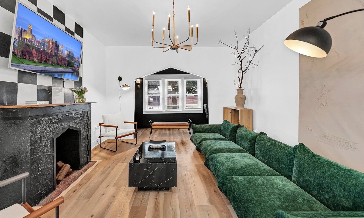 Front Park Apartment | Spacious 4-bedroom apartment in charming Buffalo with Full kitchen
