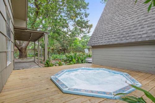 Woodlake - Briar Meadow House | Spacious 5BR and 3BA Plus Cozy Cabin With Spa Near Galleria