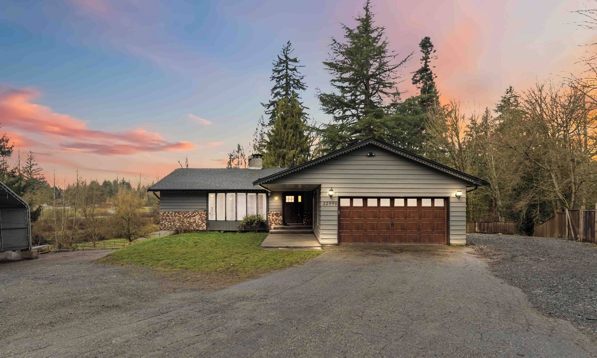 Langley House | Spacious 6-Bedroom Home in Salmon River