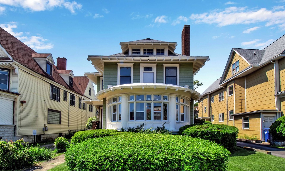 North Buffalo House | Spacious 6-bedroom house in Buffalo with Parking