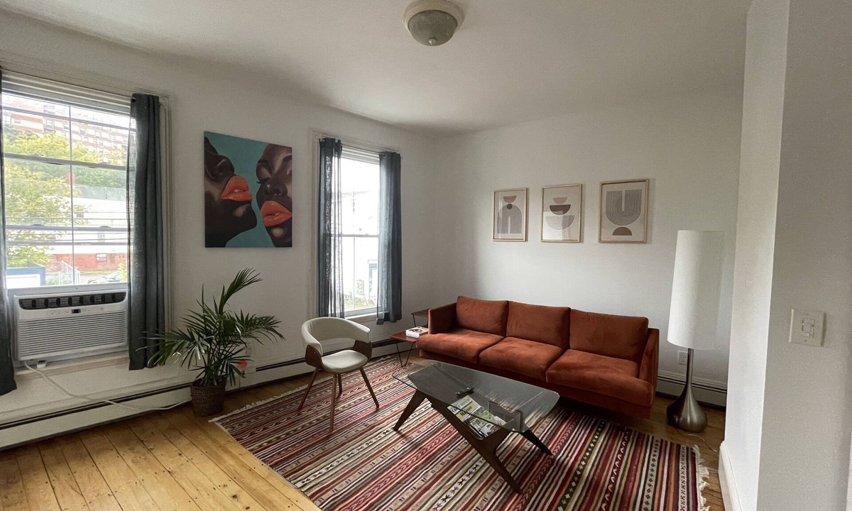 Parkside Apartment | Spacious Central Beautiful Apt: 4 Bedrooms, 5 Beds & 2 free parking.