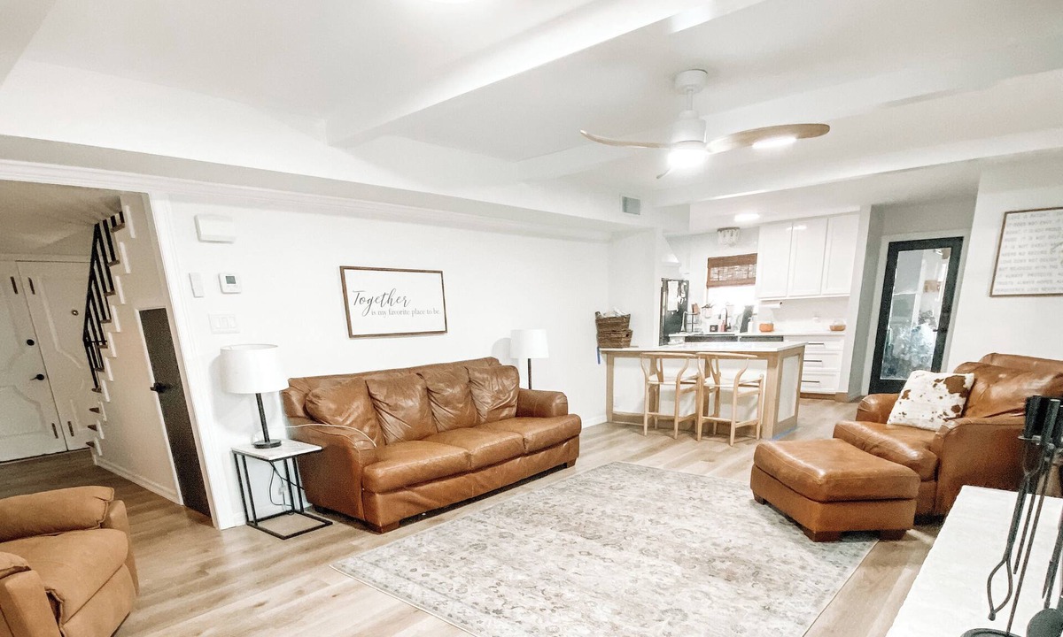Alice House | Spacious centrally located 5-bedroom house in quiet neighborhood