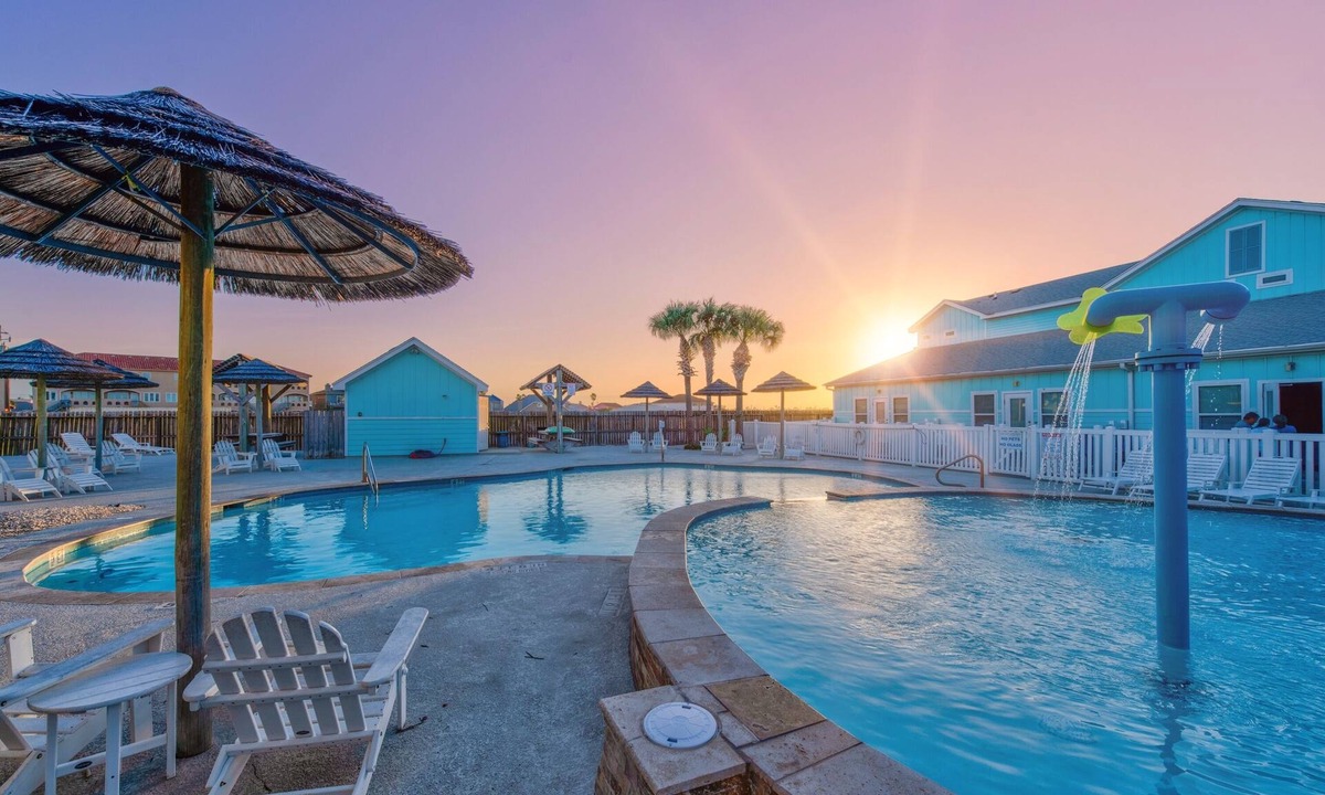 Corpus Christi House | Spacious Family & Pet-Friendly Townhome | Pool & Playground