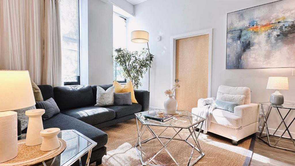 Downtown Apartment | Spacious Five-Bedroom, Sleeps 10, Walk to PPAC