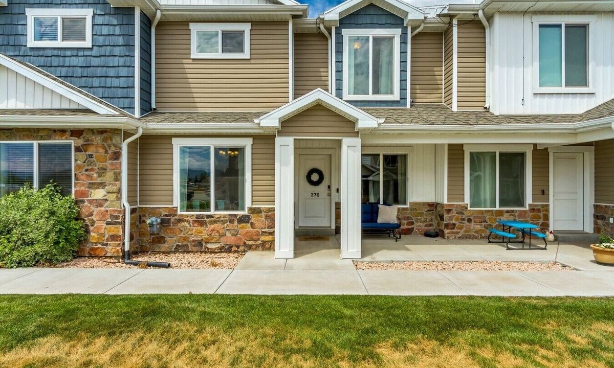 Garden City Villa | Spacious four bedroom townhome close to restaurants, shops, beaches, and the marina