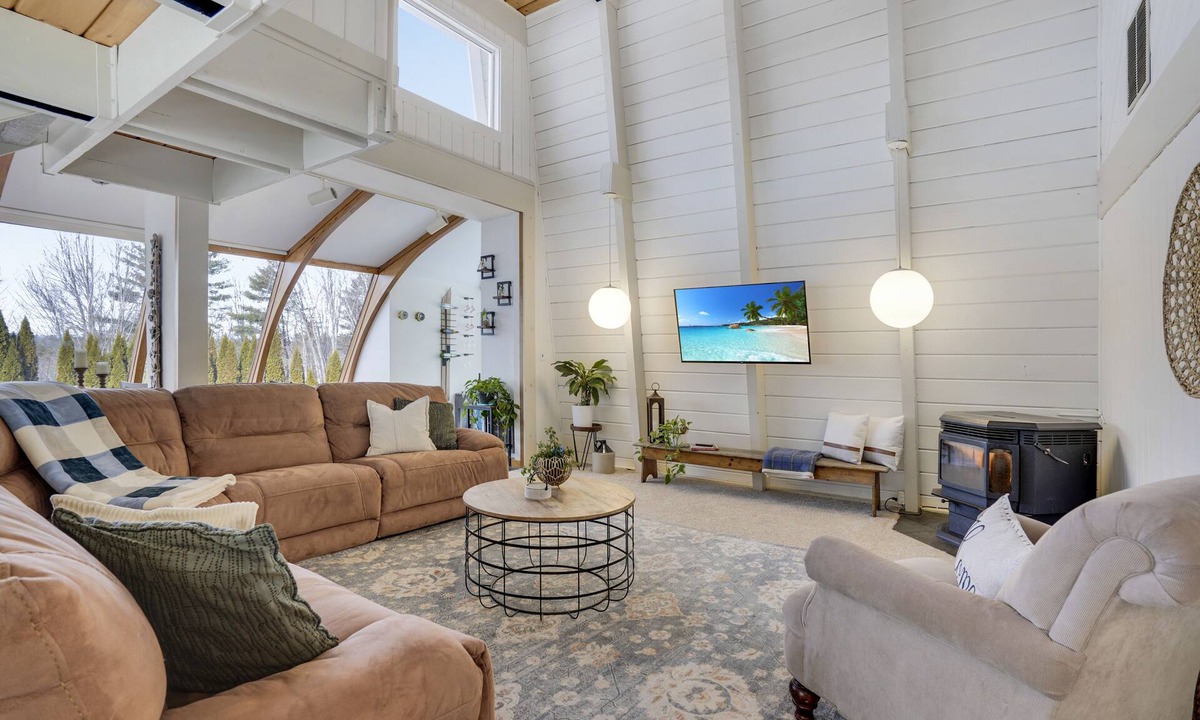 Bridgton House | Spacious home just 3 min. from Pleasant Mtn. Spectacular views of Mt Washington