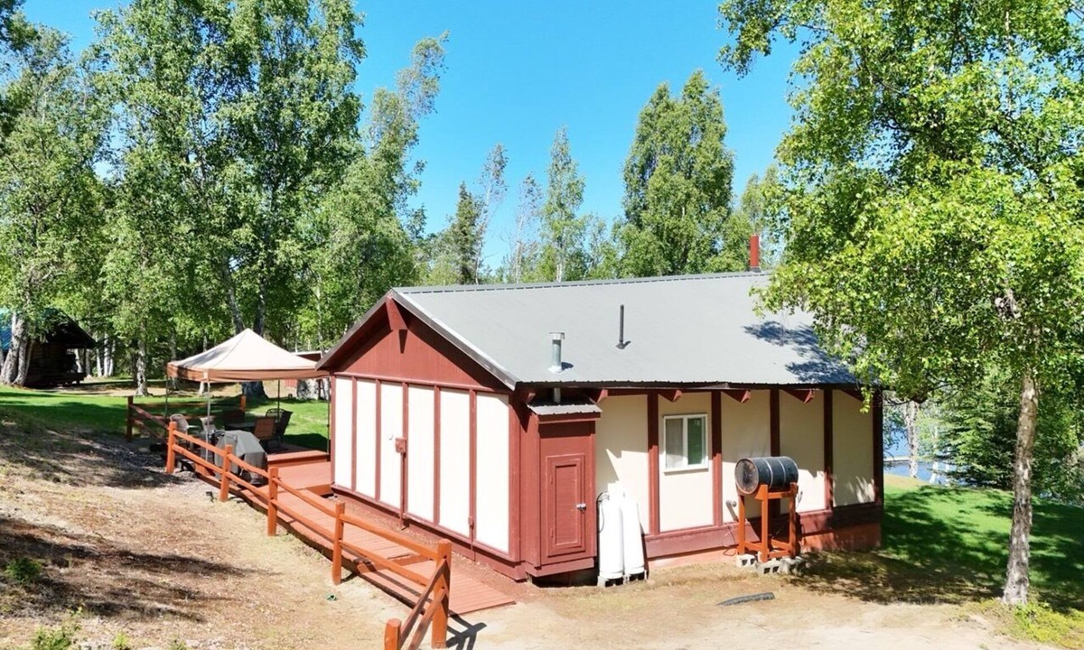 Sterling Cabin | Spacious Lakefront Cabin for Groups-Sleeps 6, Kitchen, Stained Glass Charm