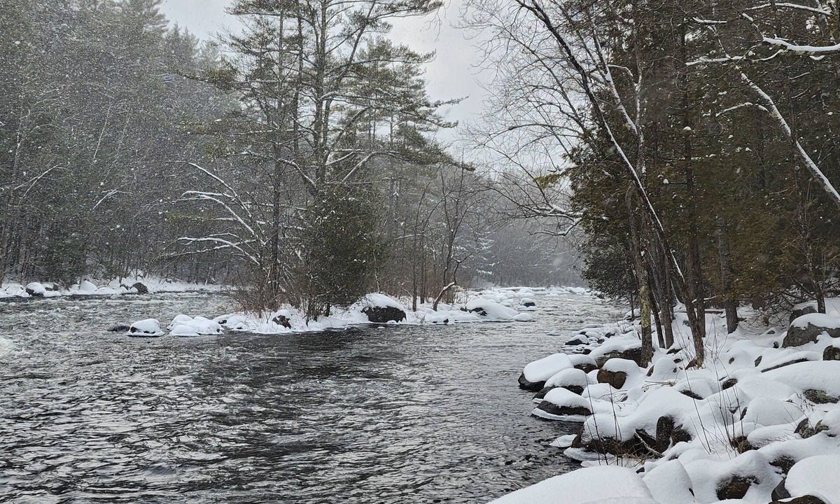 Brant Lake Cabin | Spacious Log Cabin on the Schroon River in the beautiful Adirondacks