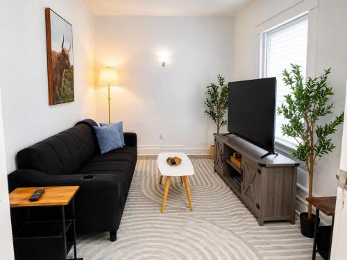 Niagara Falls Apartment | Spacious Modern 2BR Apartment Sleeps 6