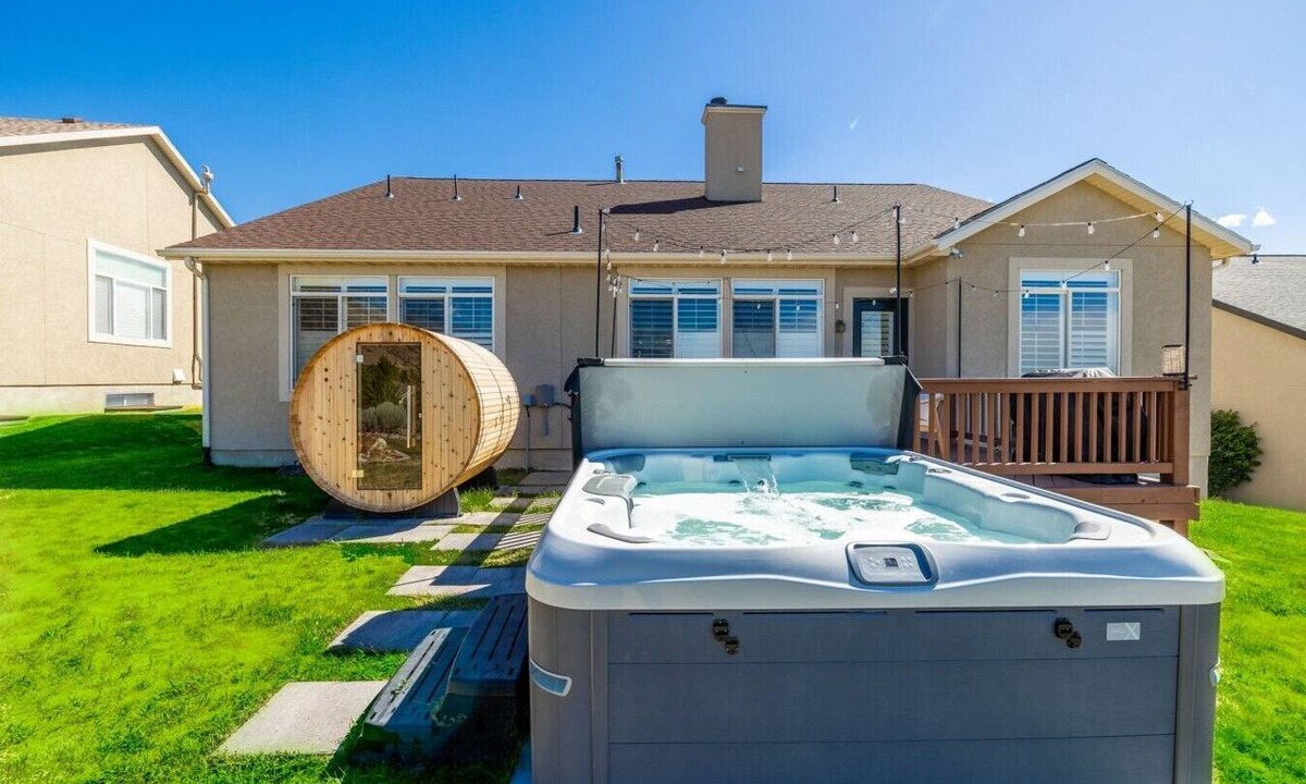Draper House | Spacious Retreat - Game Room, Theatre, Sauna, BBQ