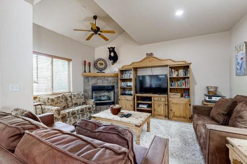Bear Hollow Village House | Spacious Townhouse with Private Hot Tub & Shared Pool - Near Ski Resort