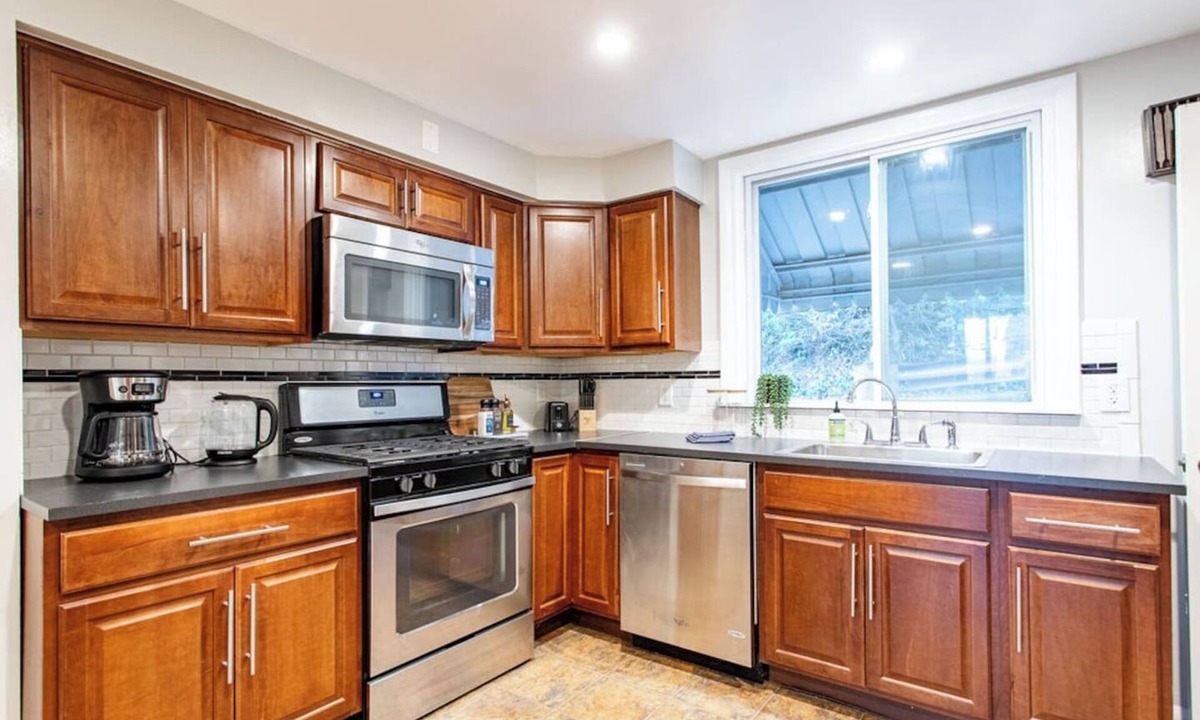 South Side Slopes House | Spacious5BR Pittsburgh Retreat | 9 Beds&Workspaces