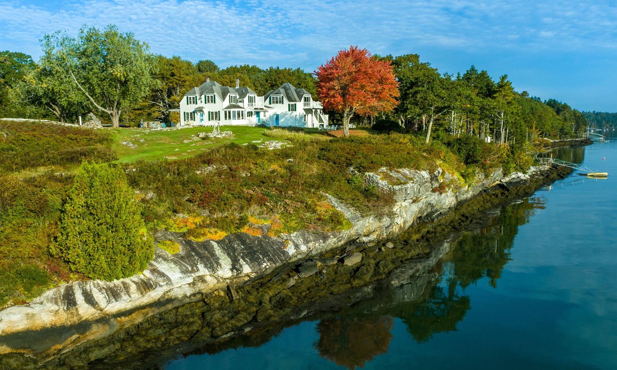 Westport Apartment | SPECTACULAR VIEWS! 3 acre WATERFRONT retreat with private dock. Bring your boat!