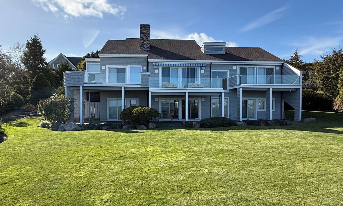 Narragansett House | Spectacular Waterfront Home in Bonnet Shores!