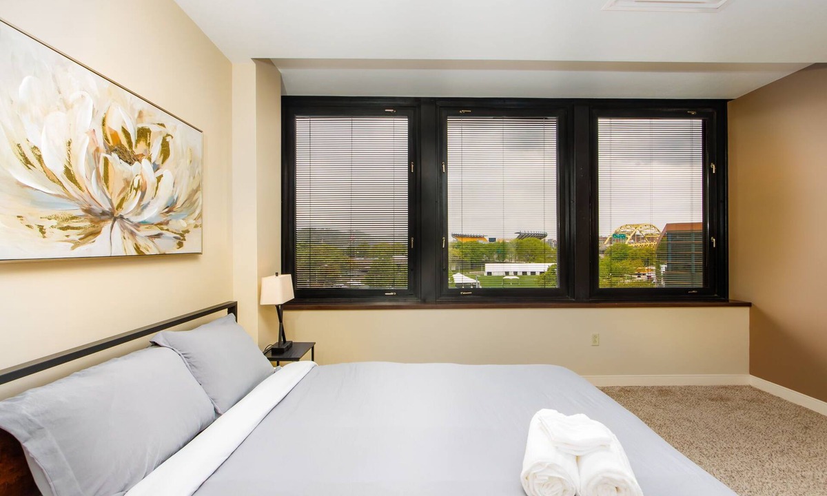 Downtown Pittsburgh Apartment | Sprawling Stadium Views | Prime Location | 24/7 Gym Terrace Roku WiFi