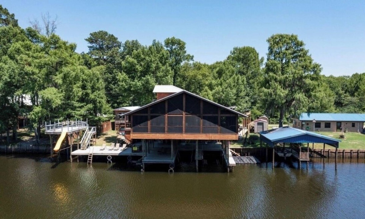 Jefferson House | SPRING BREAK CALLING! HOT TUB! FIRE PIT! Getaway at this Epic Waterfront Home!