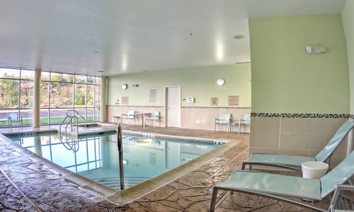 Moosic Hotel | SpringHill Scranton | Queen w/Sofa | Firepit + Pool, Hot Breakfast | 2 Units
